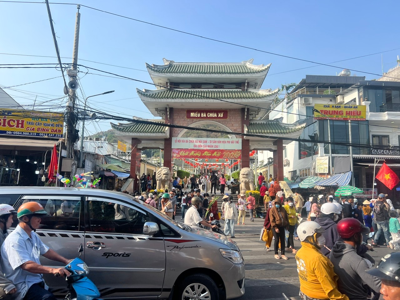 Mùng 1 Tết, “biển người” đổ về Miếu Bà Chúa Xứ núi Sam - Ảnh 2.