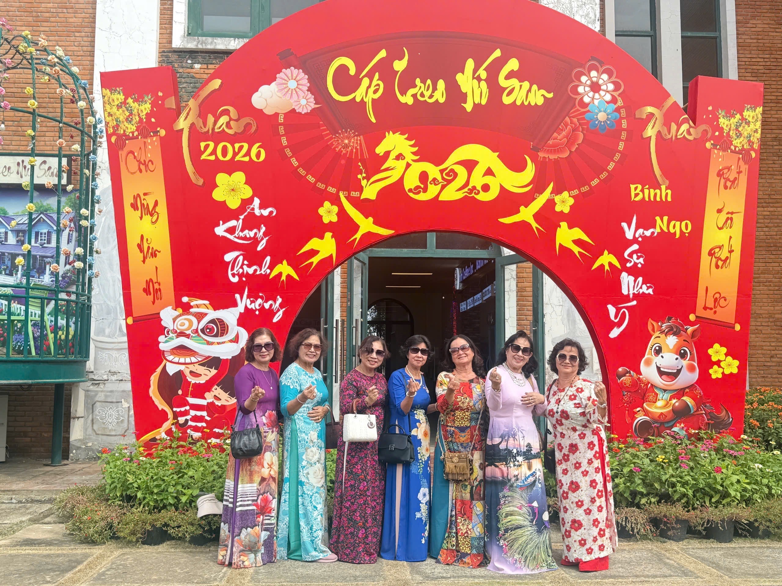 Mùng 1 Tết, “biển người” đổ về Miếu Bà Chúa Xứ núi Sam - Ảnh 3.