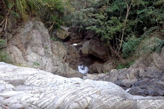 Hố Trời – tuyệt cảnh nguyên sơ giữa Tây Sơn Thượng đạo - Ảnh 4. Hố Trời – tuyệt cảnh nguyên sơ giữa Tây Sơn Thượng đạo - Ảnh 4.