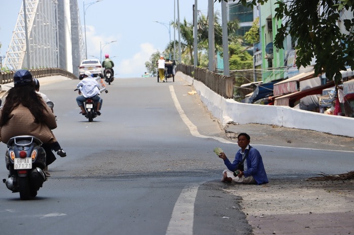 VIDEO: Tết của những người bán vé số dạo - Ảnh 1.