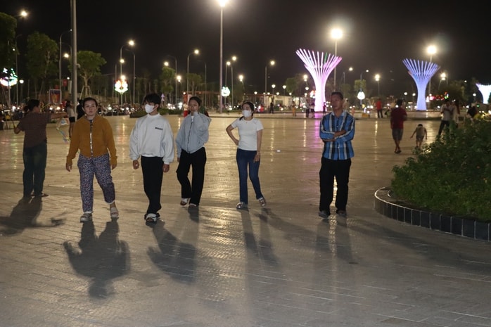 VIDEO: Quảng trường 278 tỉ đồng ở Cà Mau nhộn nhịp ngày Tết - Ảnh 13.