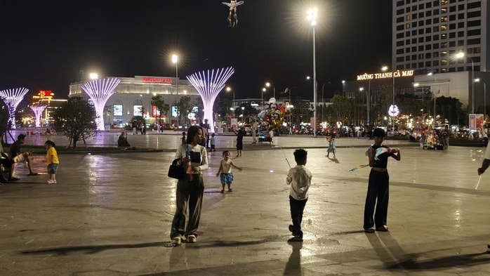 VIDEO: Quảng trường 278 tỉ đồng ở Cà Mau nhộn nhịp ngày Tết - Ảnh 14.
