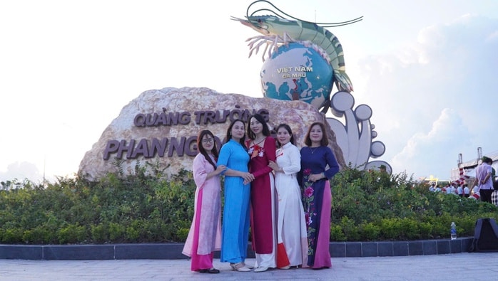 VIDEO: Quảng trường 278 tỉ đồng ở Cà Mau nhộn nhịp ngày Tết - Ảnh 2.