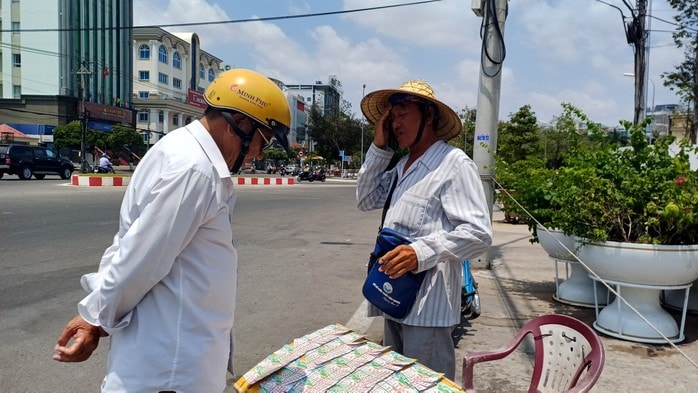 VIDEO: Tết của những người bán vé số dạo - Ảnh 2.
