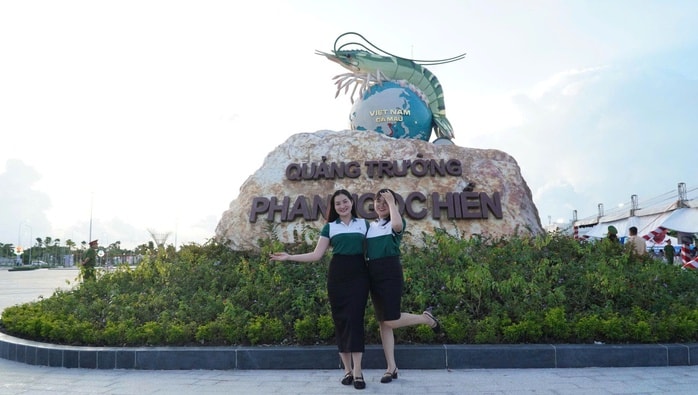 VIDEO: Quảng trường 278 tỉ đồng ở Cà Mau nhộn nhịp ngày Tết - Ảnh 3.