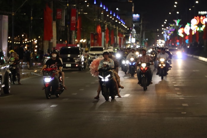 VIDEO: Quảng trường 278 tỉ đồng ở Cà Mau nhộn nhịp ngày Tết - Ảnh 4.