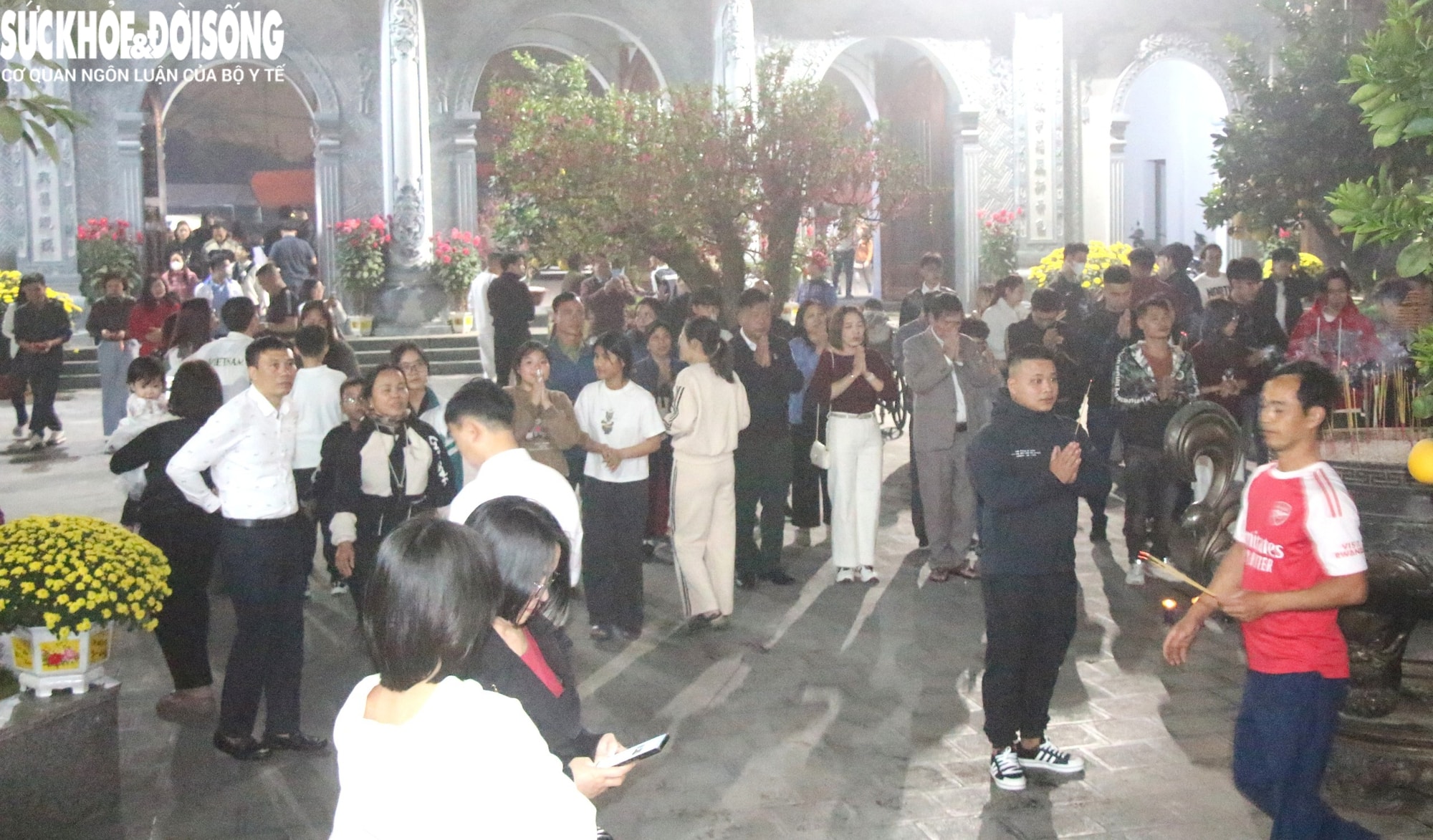 Chuyện chưa biết về xin lộc đêm Giao thừa ở ngôi đền thiêng thờ thần rắn- Ảnh 1. Chuyện chưa biết về xin lộc đêm Giao thừa ở ngôi đền thiêng thờ thần rắn- Ảnh 1.