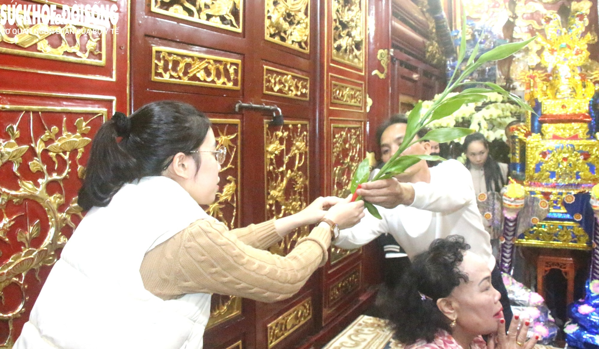 Chuyện chưa biết về xin lộc đêm Giao thừa ở ngôi đền thiêng thờ thần rắn- Ảnh 6. Chuyện chưa biết về xin lộc đêm Giao thừa ở ngôi đền thiêng thờ thần rắn- Ảnh 6.