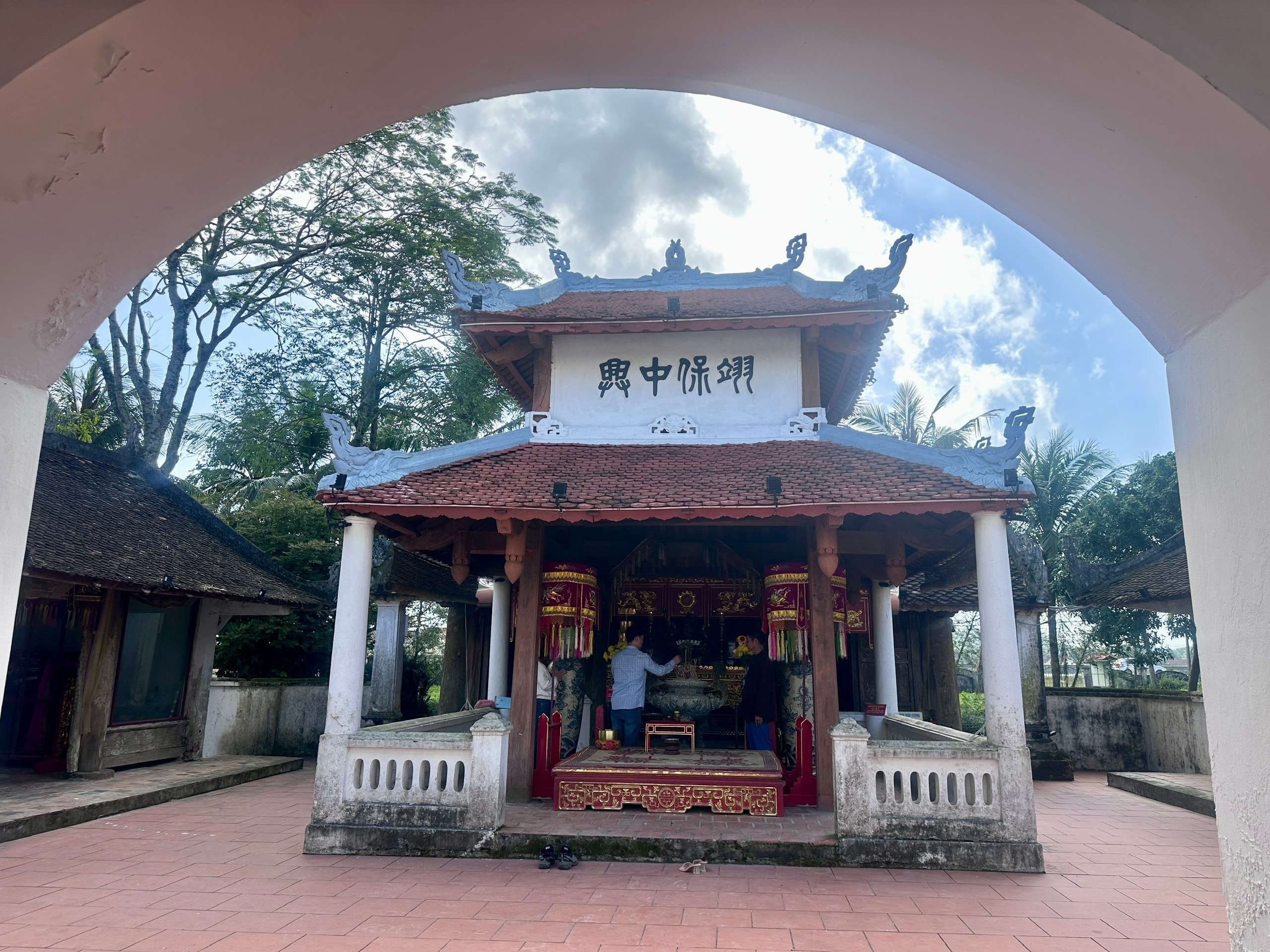 Những bí ẩn trong ngôi đền linh thiêng tồn tại hàng trăm năm ở xứ Nghệ- Ảnh 2.