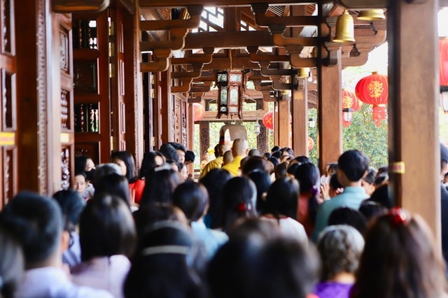 Mùng 1 Tết, người dân phố núi đi chùa cầu bình an- Ảnh 1.