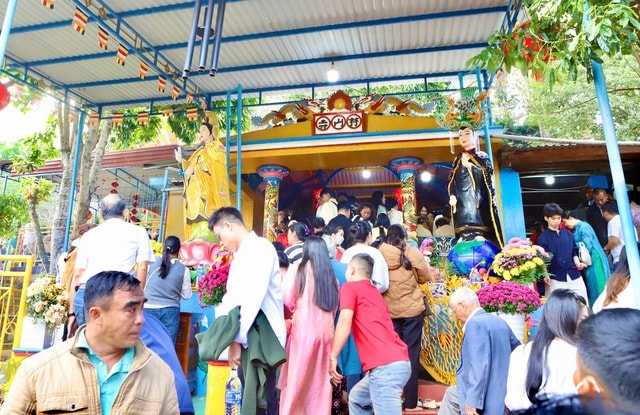 Mùng 1 Tết, người dân phố núi đi chùa cầu bình an- Ảnh 8.