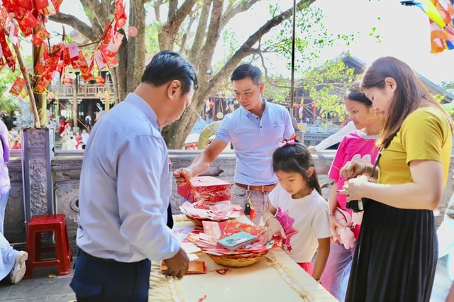 Mùng 1 Tết, người dân phố núi đi chùa cầu bình an- Ảnh 5.