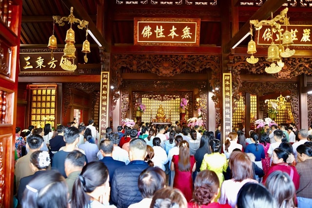 Mùng 1 Tết, người dân phố núi đi chùa cầu bình an- Ảnh 2.