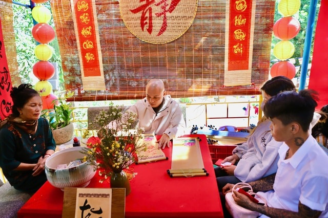 Mùng 1 Tết, người dân phố núi đi chùa cầu bình an- Ảnh 9.