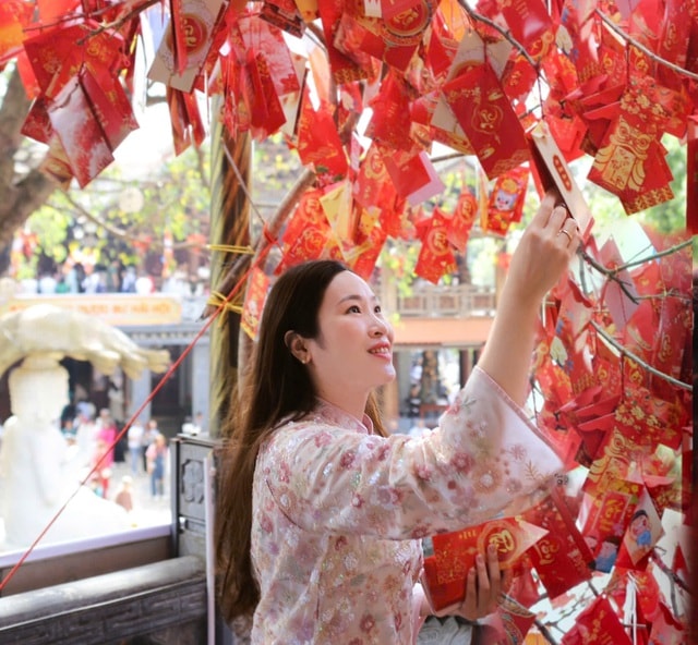 Mùng 1 Tết, người dân phố núi đi chùa cầu bình an- Ảnh 6.