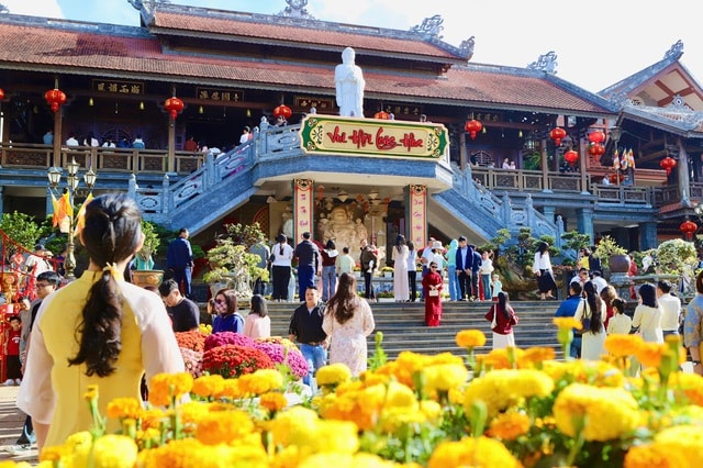 Mùng 1 Tết, người dân phố núi đi chùa cầu bình an- Ảnh 4.