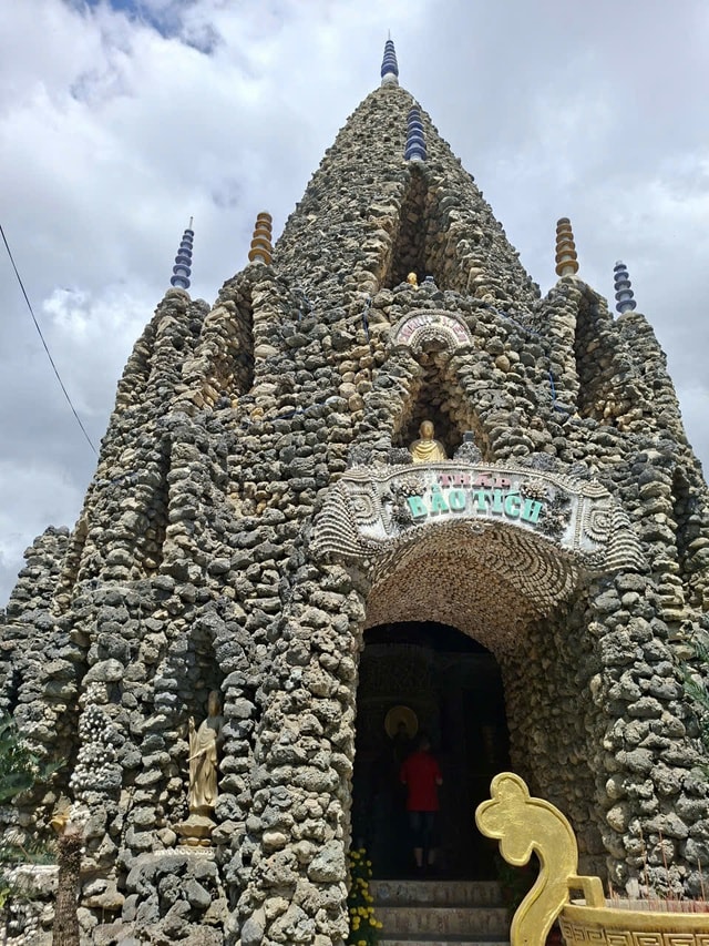 Du xuân thăm ngôi chùa làm bằng vỏ ốc độc đáo ở miền Trung- Ảnh 1.