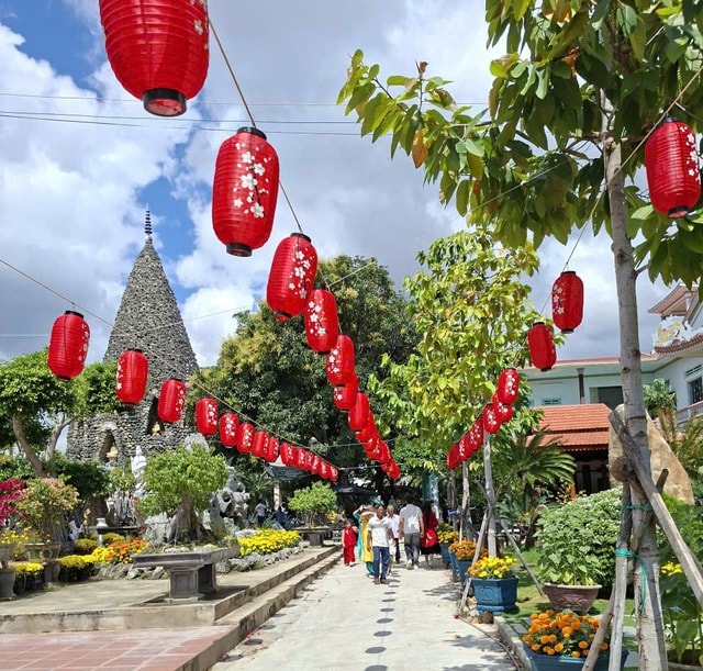 Du xuân thăm ngôi chùa làm bằng vỏ ốc độc đáo ở miền Trung- Ảnh 4.