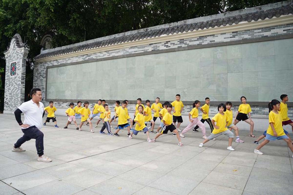 Truyền nhân Hiệp Gia Quyền, Lưu Hạo Vinh dạy võ cho các em nhỏ