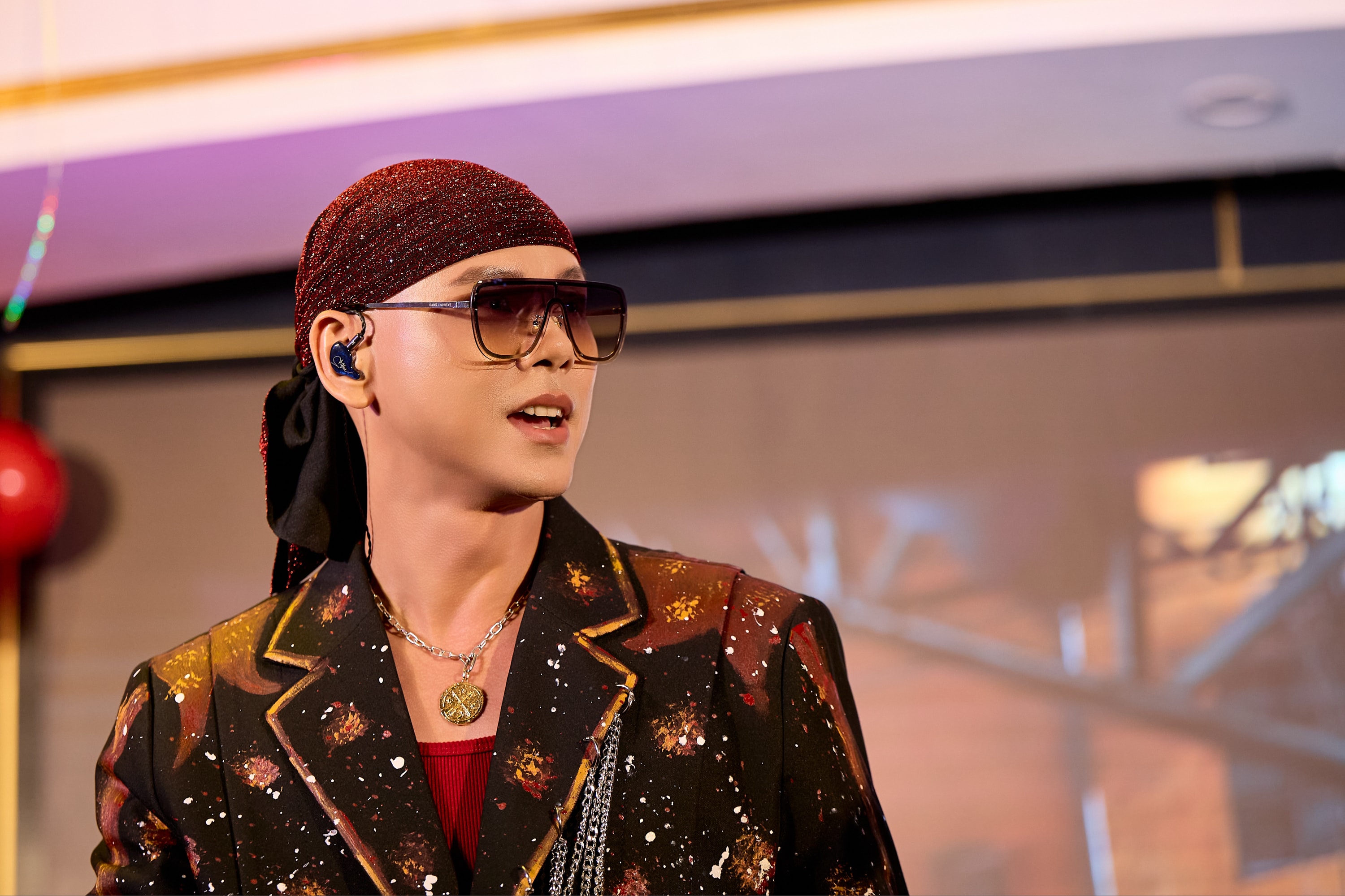 Phan Đinh Tùng hoạt động sôi nổi sau chương trình 