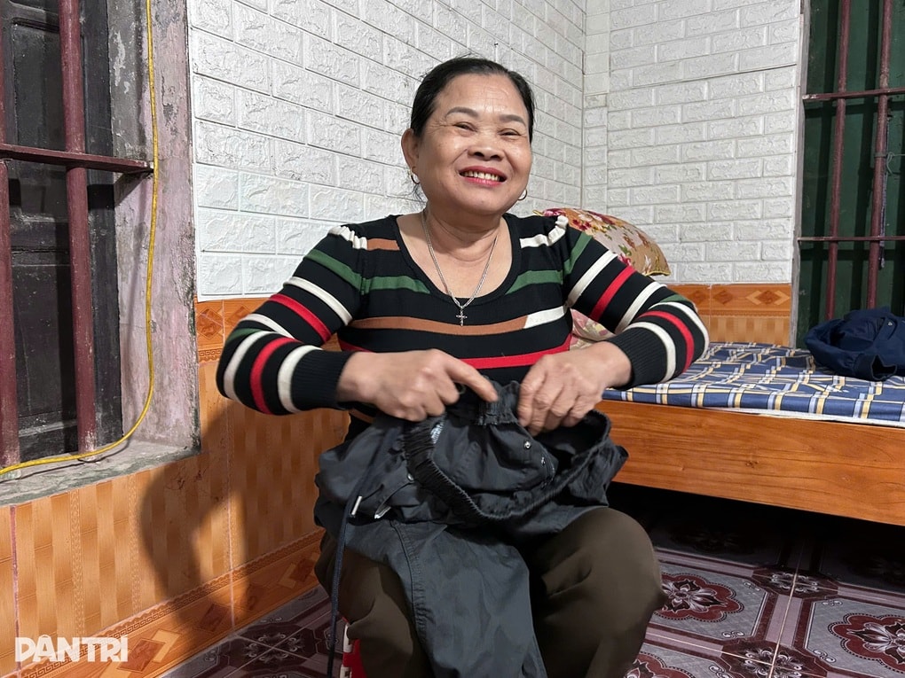 U70 vẫn miệt mài ở xưởng may, thu nhập hơn chục triệu đồng mỗi tháng - 2 U70 vẫn miệt mài ở xưởng may, thu nhập hơn chục triệu đồng mỗi tháng - 2