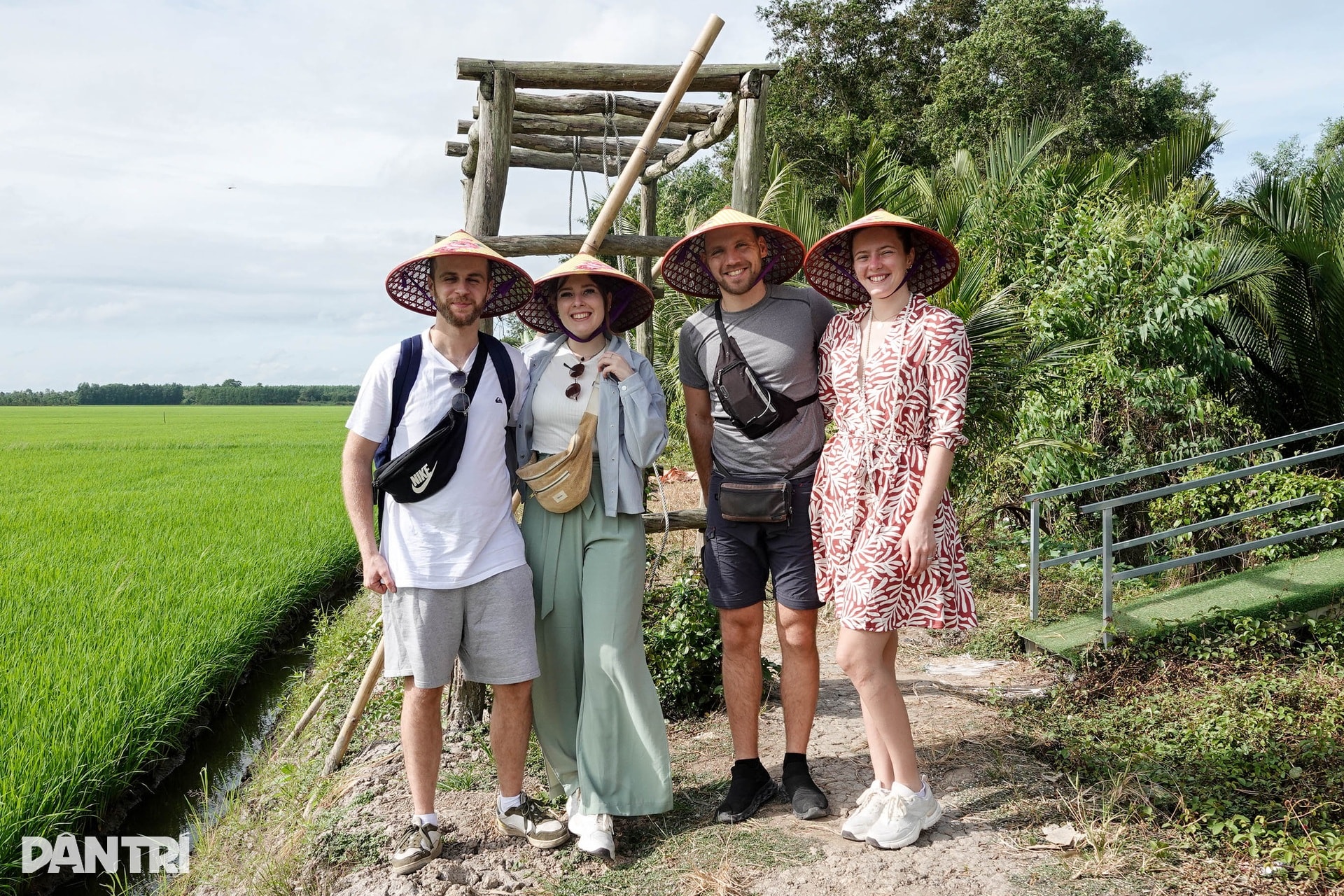 Khách Tây mê mẩn đi vỏ lãi tham quan rừng tràm, ngắm chim cò ở miền Tây - 10 Khách Tây mê mẩn đi vỏ lãi tham quan rừng tràm, ngắm chim cò ở miền Tây - 10