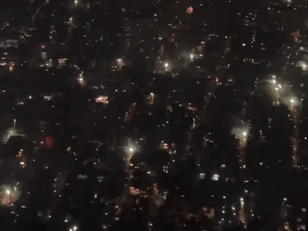 Video máy bay cất cánh lúc Giao thừa, pháo hoa rợp trời ở Việt Nam gây sốt - 1 Video máy bay cất cánh lúc Giao thừa, pháo hoa rợp trời ở Việt Nam gây sốt - 1