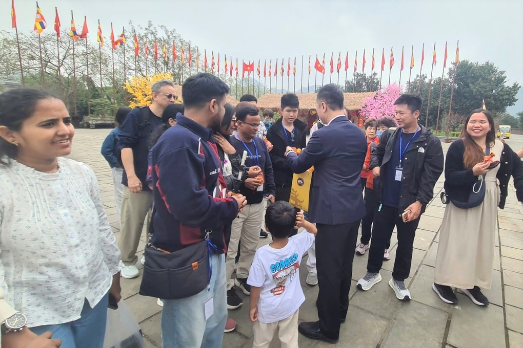 Xông đất Ninh Bình ngày đầu năm, du khách bất ngờ nhận lì xì - 2