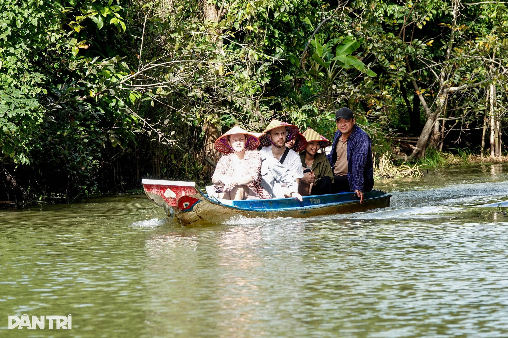 Khách Tây mê mẩn đi vỏ lãi tham quan rừng tràm, ngắm chim cò ở miền Tây - 3 Khách Tây mê mẩn đi vỏ lãi tham quan rừng tràm, ngắm chim cò ở miền Tây - 3