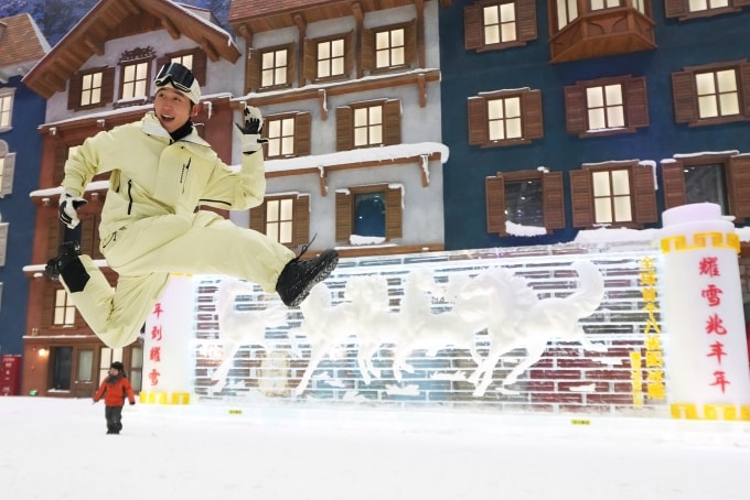 Du khách chụp ảnh tại điểm trượt tuyết ở Thượng Hải, Trung Quốc, ngày 3/2. Ảnh: CFP