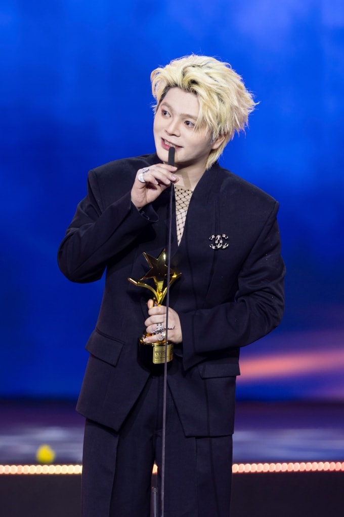 Rhyder phát biểu nhận cúp tại một giải thưởng đầu năm.