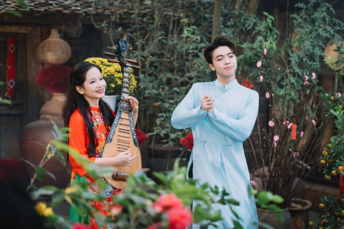 Nghệ sĩ Diệu Thảo và ca sĩ Lưu Quốc Vượng hóa thân hai chị em về quê ăn Tết. Ảnh: Jumong