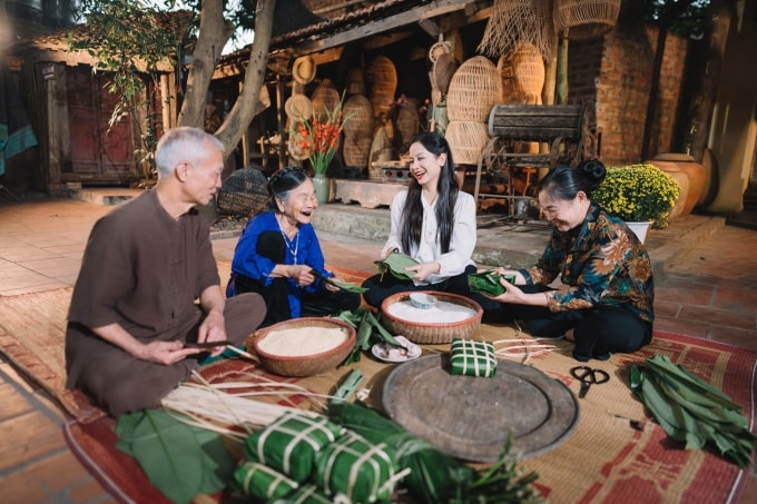 Khung cảnh các thành viên quây quần gói bánh chưng được tái hiện trong MV. Ảnh: Jumong