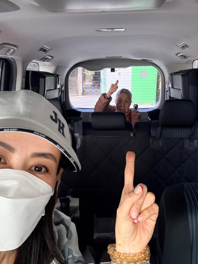 Tuyên Huyên, 56 tuổi, bên bà Anh. Ảnh: St Headline