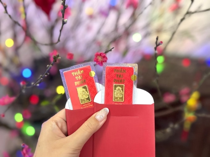 Để mua được 2 phân vàng, chị Hà đã phải săn trước đó một tháng. Ảnh: NVCC