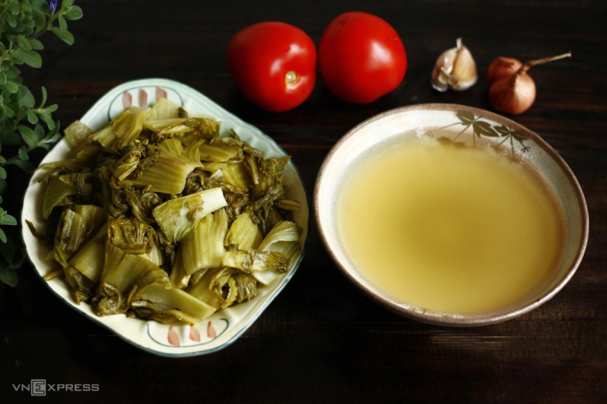 Người bị tăng huyết áp không nên ăn dưa muối. Ảnh: Bùi Thủy