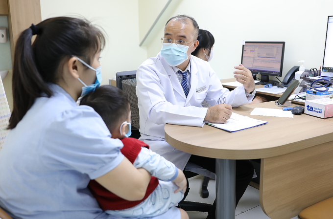 Bác sĩ Trọng tư vấn cho một bà mẹ về cách phòng tránh các tai nạn thường gặp ở trẻ. Ảnh: Trung Vũ