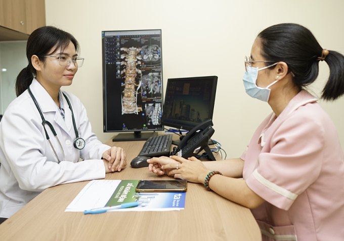 Bác sĩ Diệp tư vấn cho người bệnh. Ảnh minh họa: Bệnh viện Đa khoa Tâm Anh