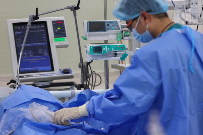 Bác sĩ, nhân viên y tế điều trị cho bệnh nhân tại phòng Hồi sức tích cực. Ảnh: Quỳnh Trần