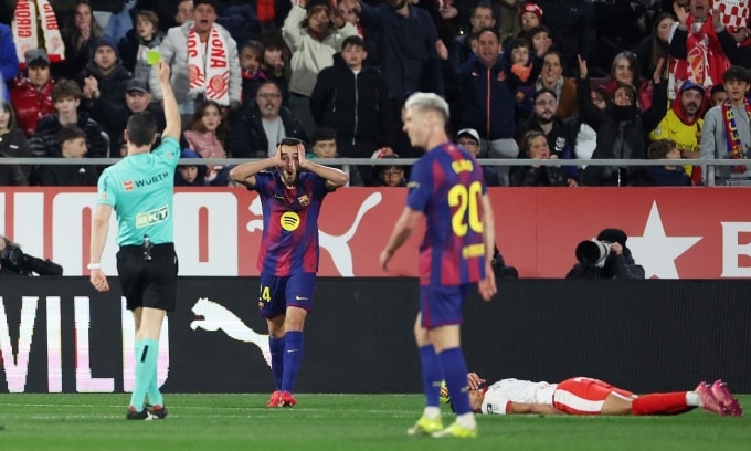 Hậu vệ Eric Garcia phản ứng sau khi phải nhận thẻ vàng ở trận gặp Girona. Ảnh: Reuters