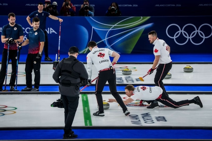 Một pha giao đá của Kennedy trong trận gặp CH Czech. Ảnh: Aftonbladet/Pontus Orre