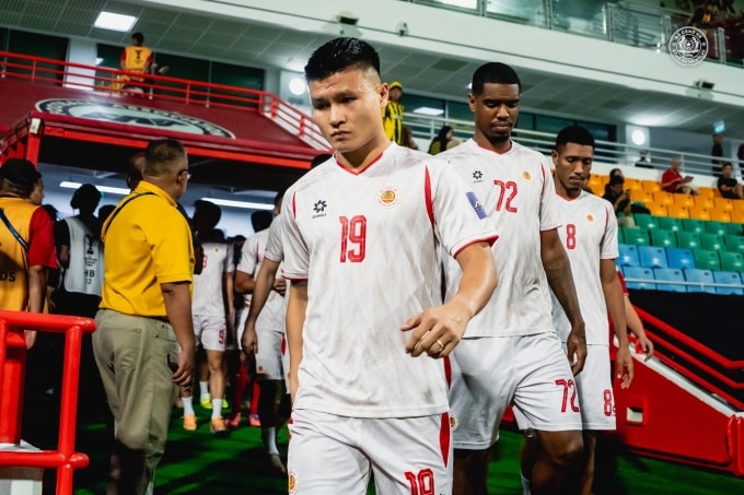 Nguyễn Quang Hải (số 19) và các đồng đội chuẩn bị khởi động trước khi thua Tampines Rovers 1-3 ở lượt về vòng 1/8 AFC Champions League Two 2025-2026, trên sân Jalan Besar ở Singapore ngày 18/2/2026. Ảnh: Công an Hà Nội FC