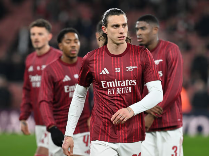 Riccardo Calafiori khởi động trước một trận đấu của Arsenal mùa 2025-2026. Ảnh: Arsenal FC