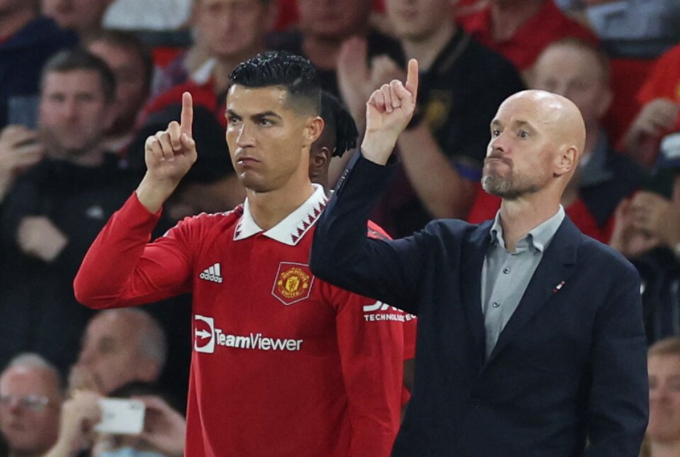 HLV Erik Ten Hag chuẩn bị tung Cristiano Ronaldo vào sân trận Man Utd gặp Liverpool trên sân vận động Old Trafford, Manchester, Anh ngày 22/8/2022. Ảnh: Reuters