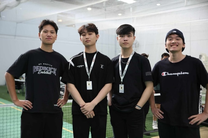 Nguyên Vũ (thứ ba từ trái sang) tại Australia. Ảnh: Nhân vật cung cấp