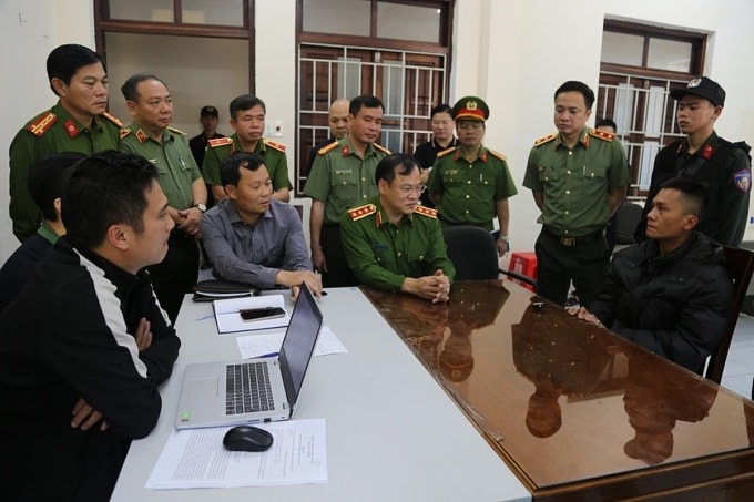 Thượng tướng Nguyễn Văn Long trực tiếp hỏi cung bị can. Ảnh: Công an cung cấp