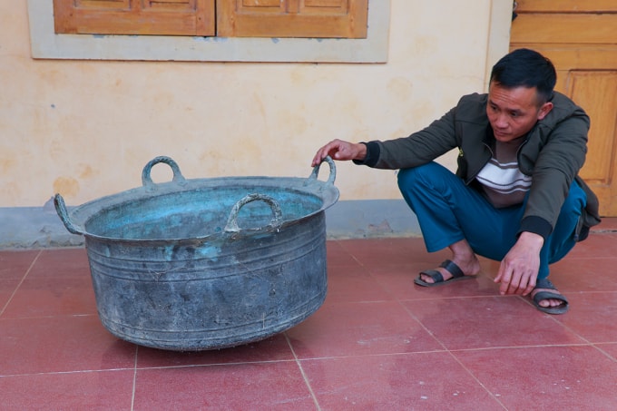 Chiếc vạc đồng đang được bảo quản tại trụ sở xã Châu Thuân (cũ), nay là xã Châu Tiến, trước đây thuộc huyện Quỳ Châu. Ảnh: Hùng Lê