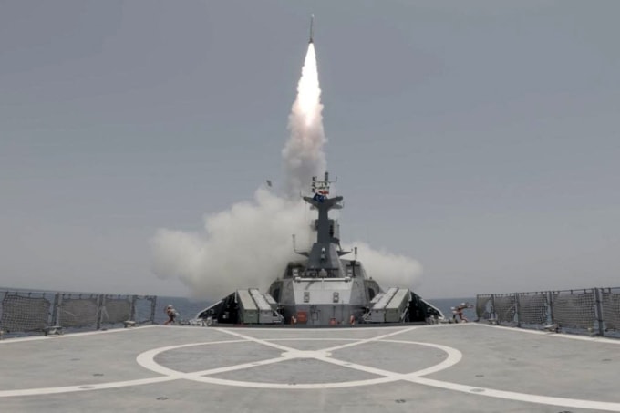 Một tên lửa được khai hỏa trong cuộc tập trận quân sự của lực lượng Iran tại eo biển Hormuz trong ảnh đăng ngày 17/2. Ảnh: AFP