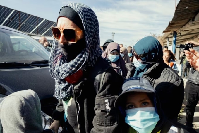 Nhóm phụ nữ và trẻ em Australia chuẩn bị rời trại tị nạn ở Syria ngày 15/2. Ảnh: Middle East Images