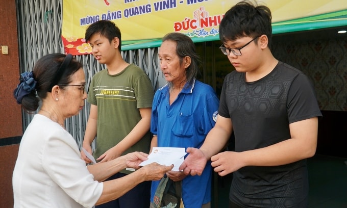 Đại diện Khu phố 21 trao quà cho những hộ còn khó khăn. Ảnh: Bảo Phương